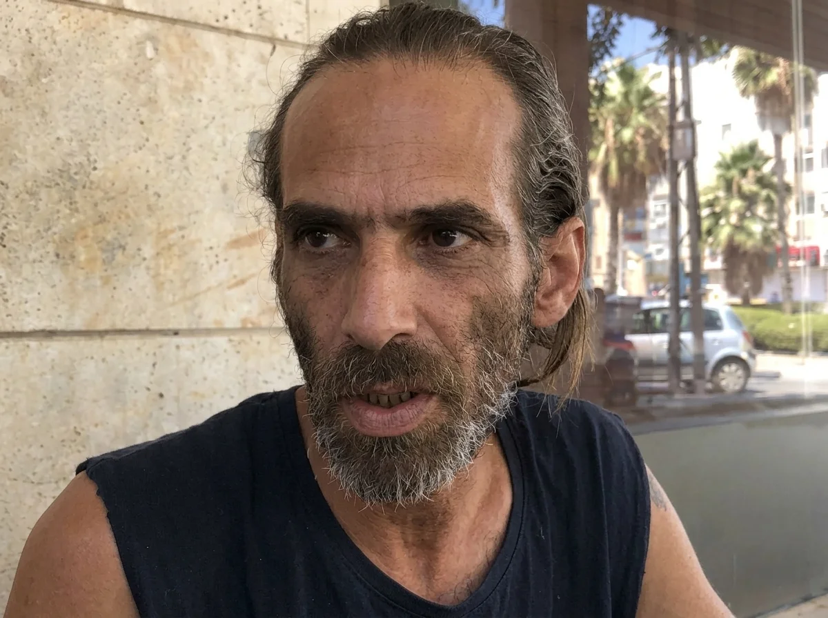 בועז, צילום קרוב בחוץ מול קיר אבן
